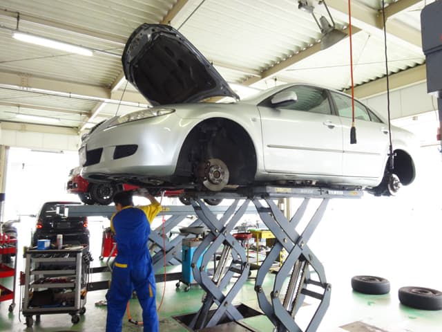 車を整備している様子