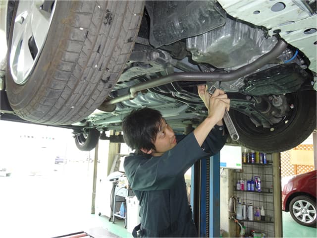 車の点検、整備をしている整備士
